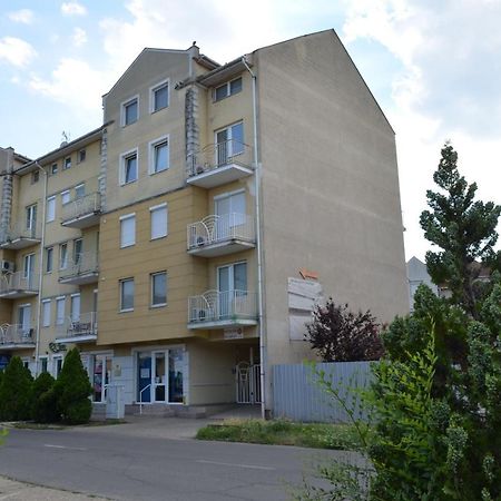 Gabi Apartman Hajduszoboszlo Exterior photo